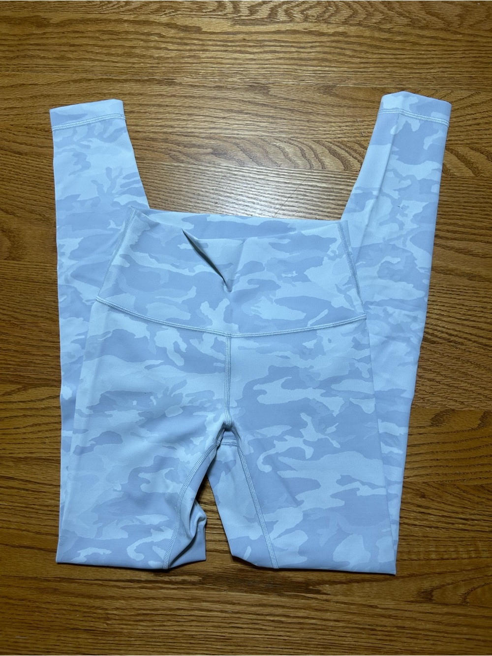 Women’s Lululemon Leggings White Camo Size 4 - 28”